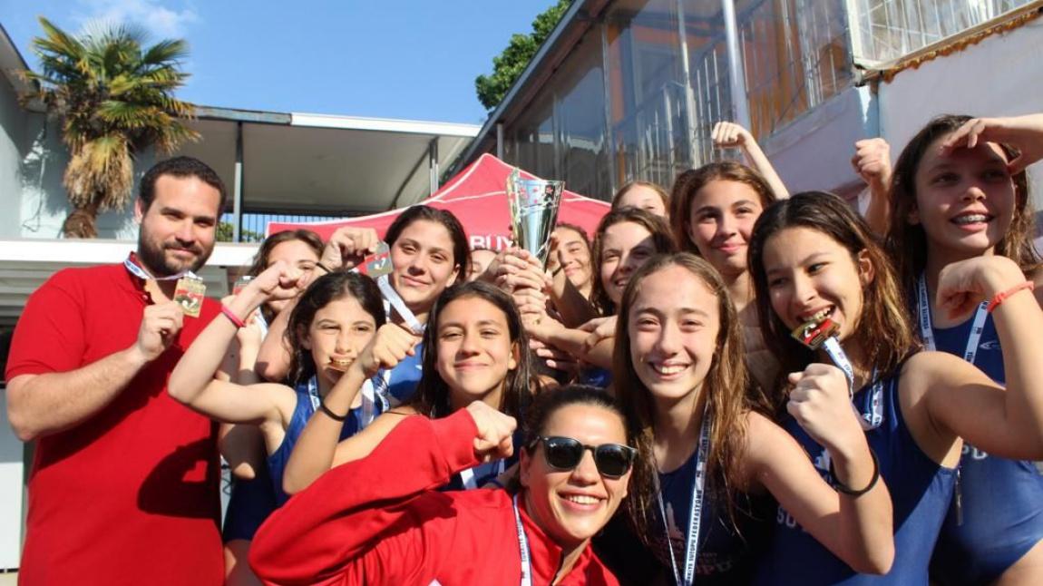 Öğrencimiz Zeynep Pınar Şentürk 'ün içinde yer aldığı İ.B.B Gençlik Spor Kulübü Su Topu U15 kadın takımı namağlup olarak Türkiye Şampiyonu olmuştur. Öğrencimizi tebrik ederiz.